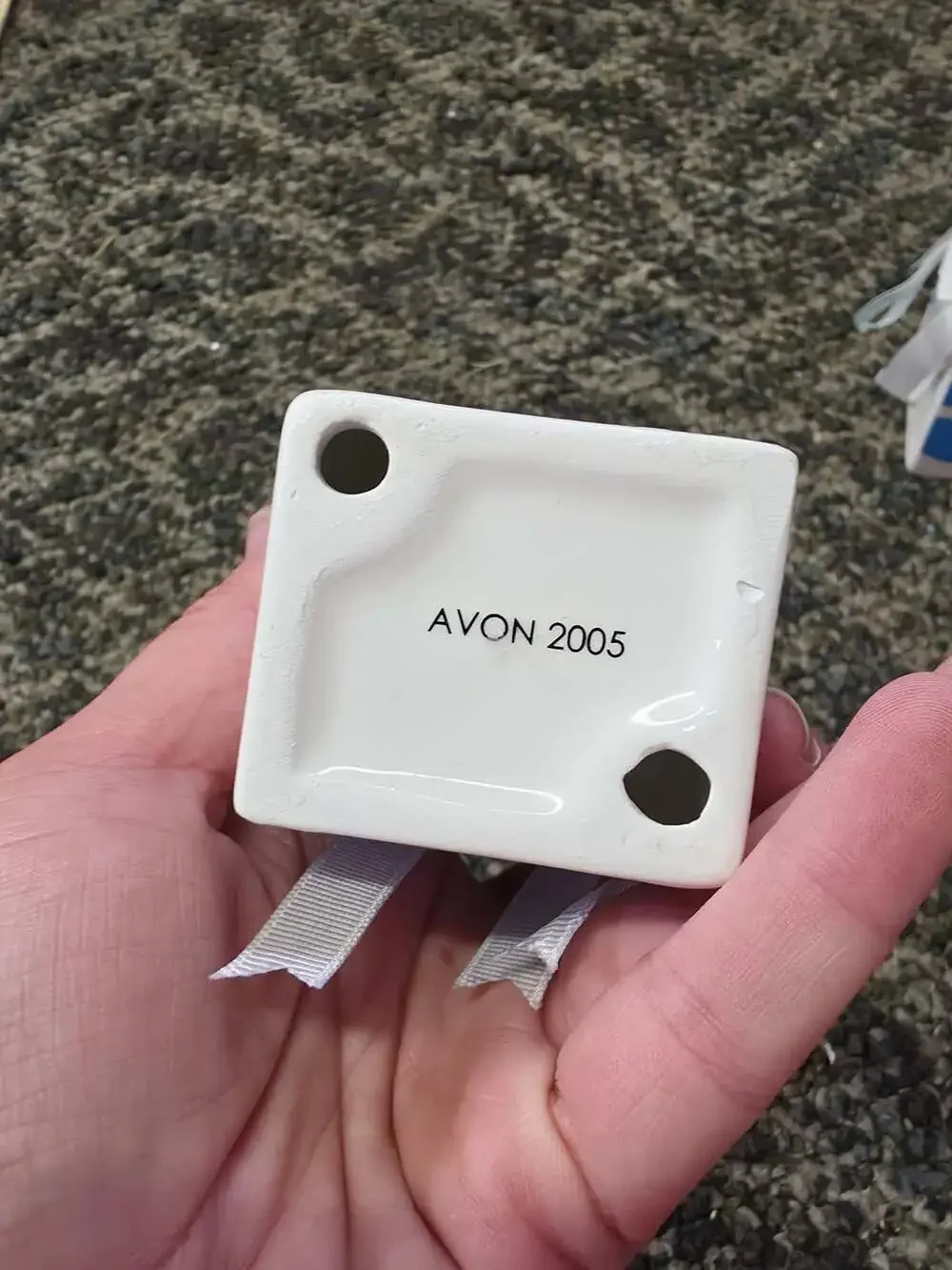 Avon 2005 Happy Holidays Ceramic Gift Box Ornament
